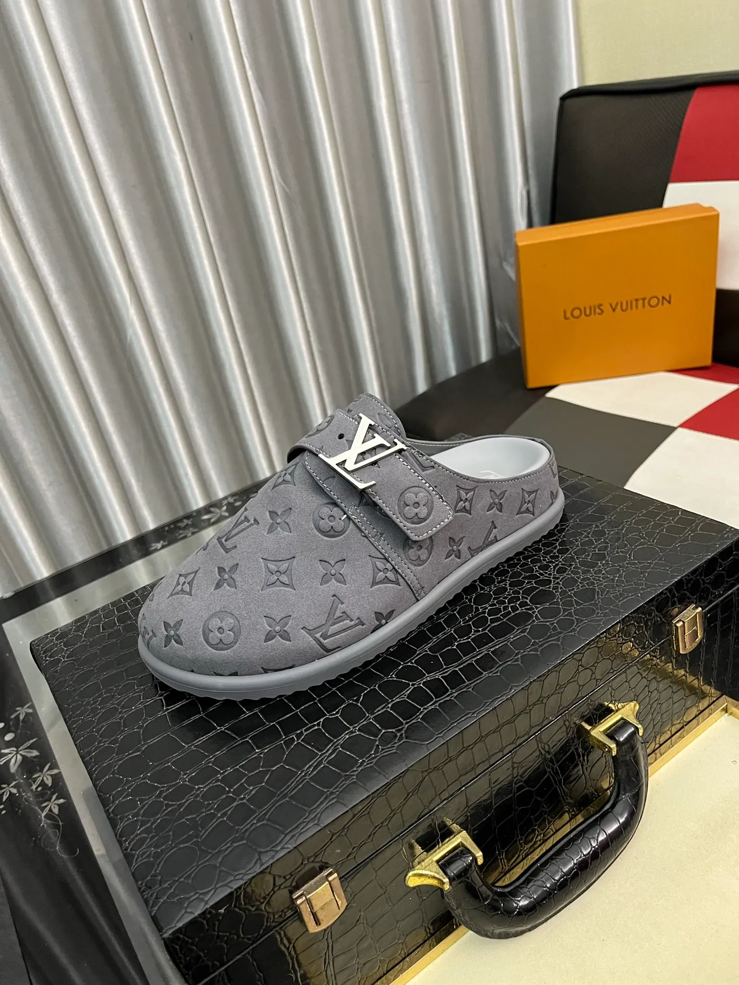 Men's shoes 💰380⌚️⌚️2025 new men's casual sandals and slippers, made of suede cow leather, with Monogram pattern to highlight the trendy style. Adjustable straps illuminated with LV letters, while a resilient insole and micro outsole provide lightweight comfort. Made of suede cow leather with embossed Monogram pattern and brand element metal hardware✅Adjustable straps➕Tough insole‼ ️Micro outsole. Comfortable and easy to wear‼ ️size: 38-446️⃣Colors available